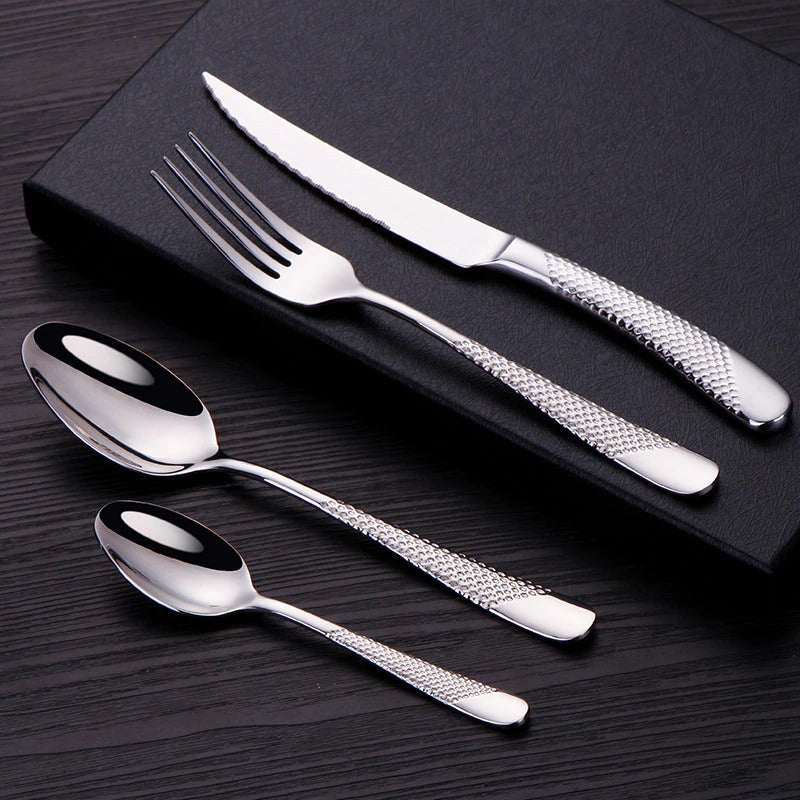 Moderne Silberbesteck-Set mit Strukturgriffen