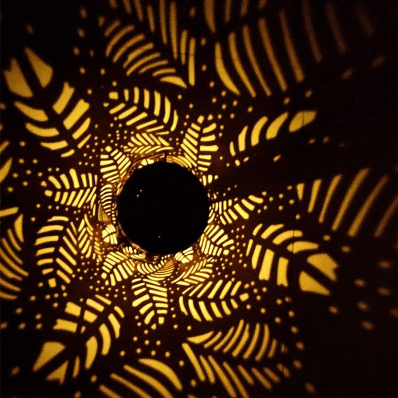 Solarbetriebene Außenlaterne mit Blattmuster und Schattenspiel