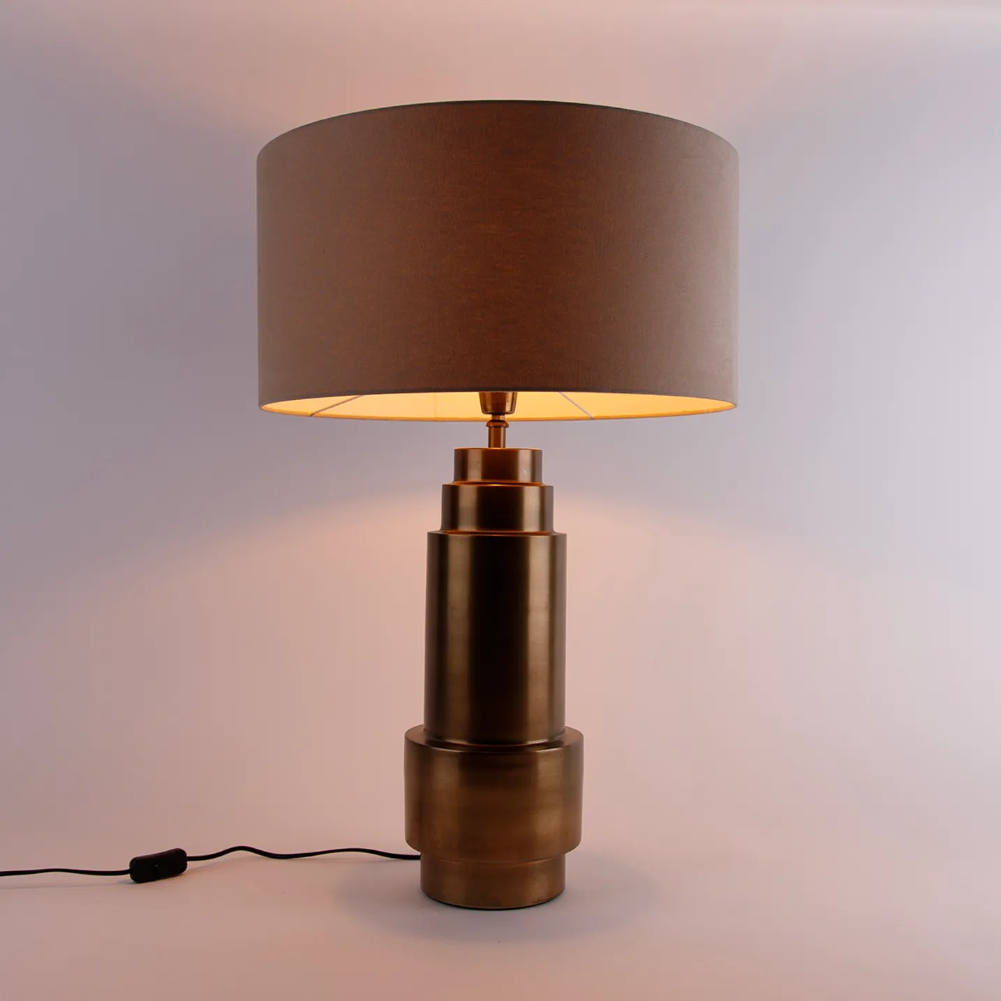 Tischlampe Bronze mit Stoffschirm in Hellbraun- Bruut
