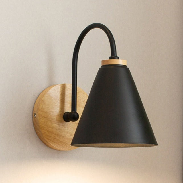 Ivan – Moderne Holz-Wandlampe