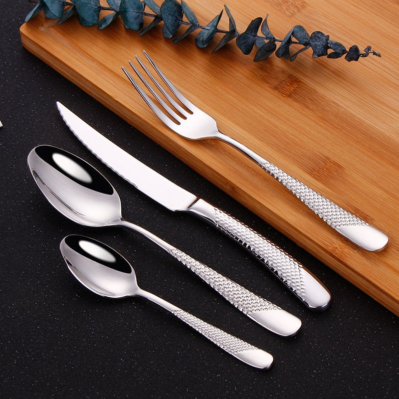 Moderne Silberbesteck-Set mit Strukturgriffen