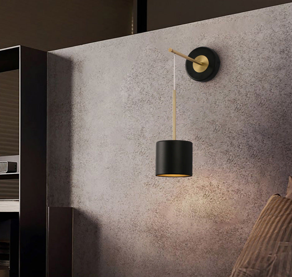 Corbin - Moderne Wandlampe mit schwarzen und Messing-Akzenten