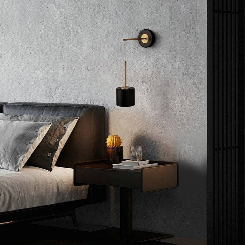 Corbin - Moderne Wandlampe mit schwarzen und Messing-Akzenten