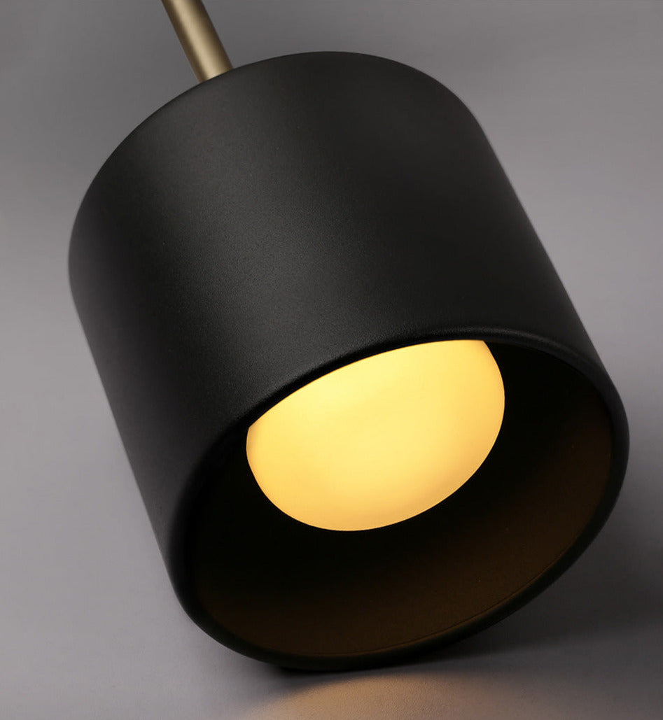Corbin - Moderne Wandlampe mit schwarzen und Messing-Akzenten