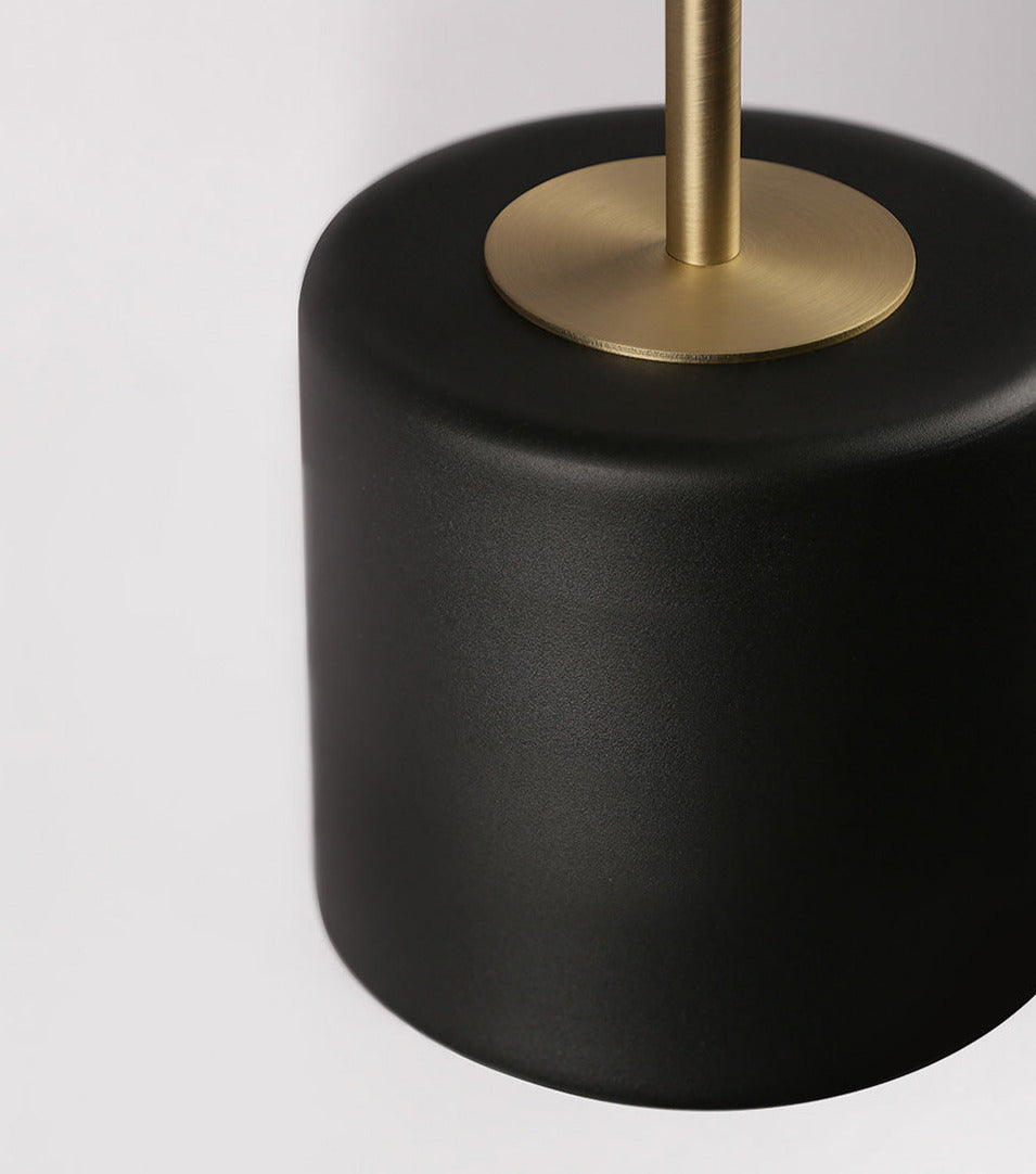 Corbin - Moderne Wandlampe mit schwarzen und Messing-Akzenten