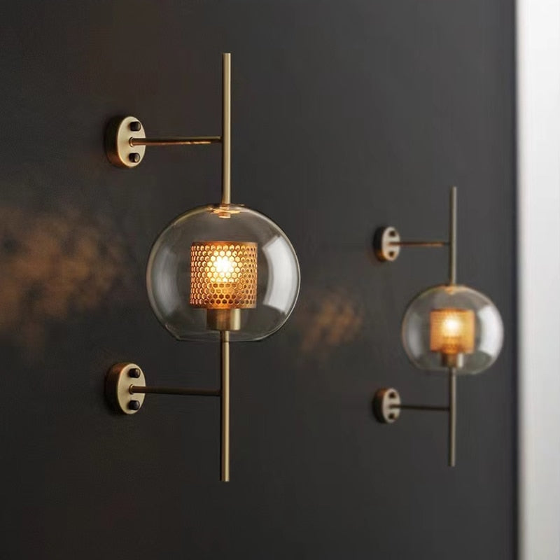 Adriel - Moderne Honigwaben-Messing & Glas Wandleuchte