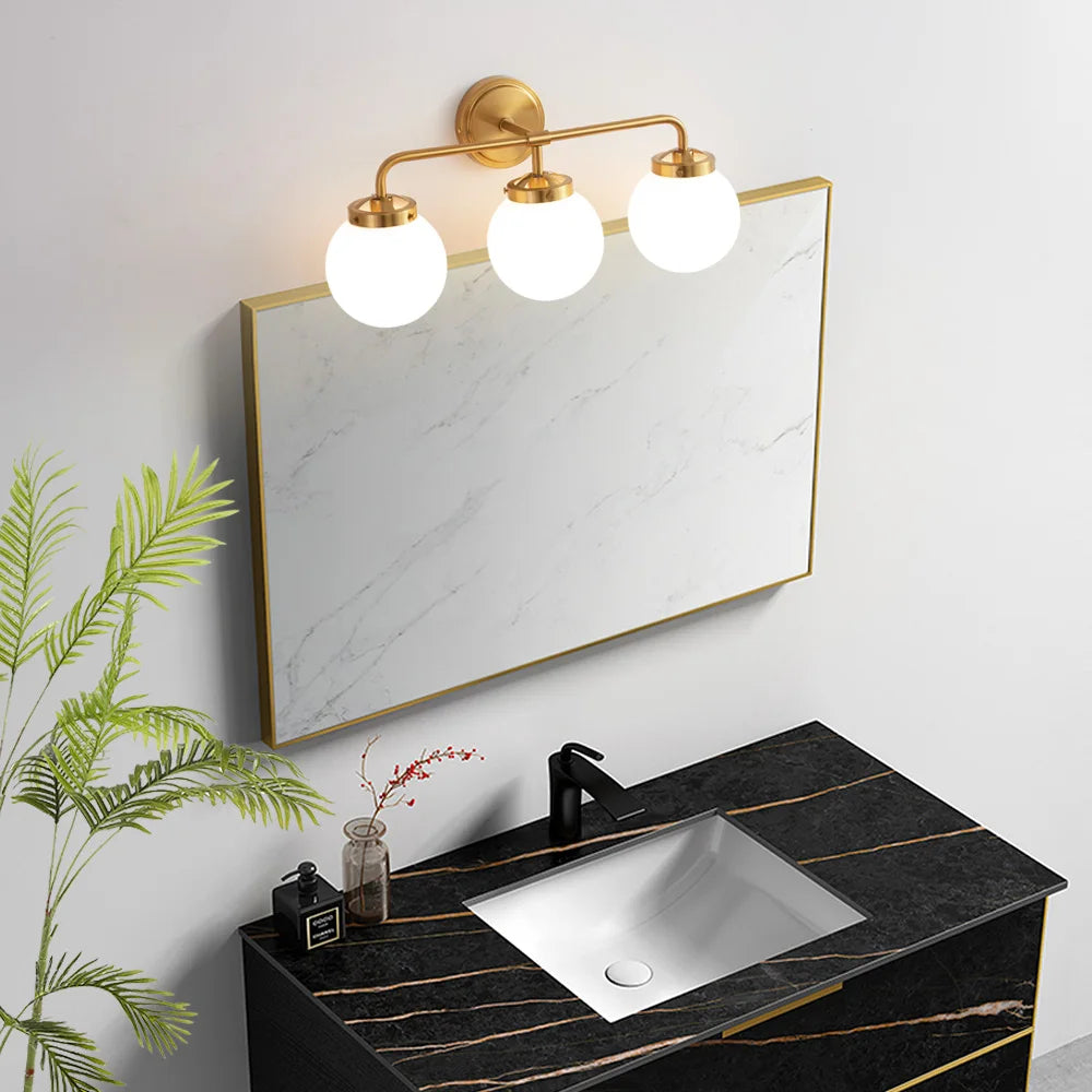 Moderne Drei-Birnen Mattglas-Wandlampe