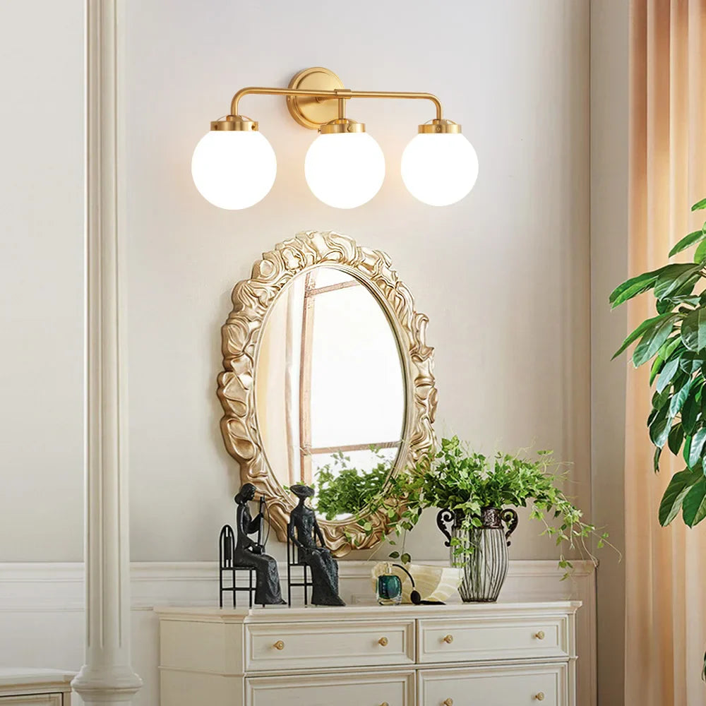 Moderne Drei-Birnen Mattglas-Wandlampe