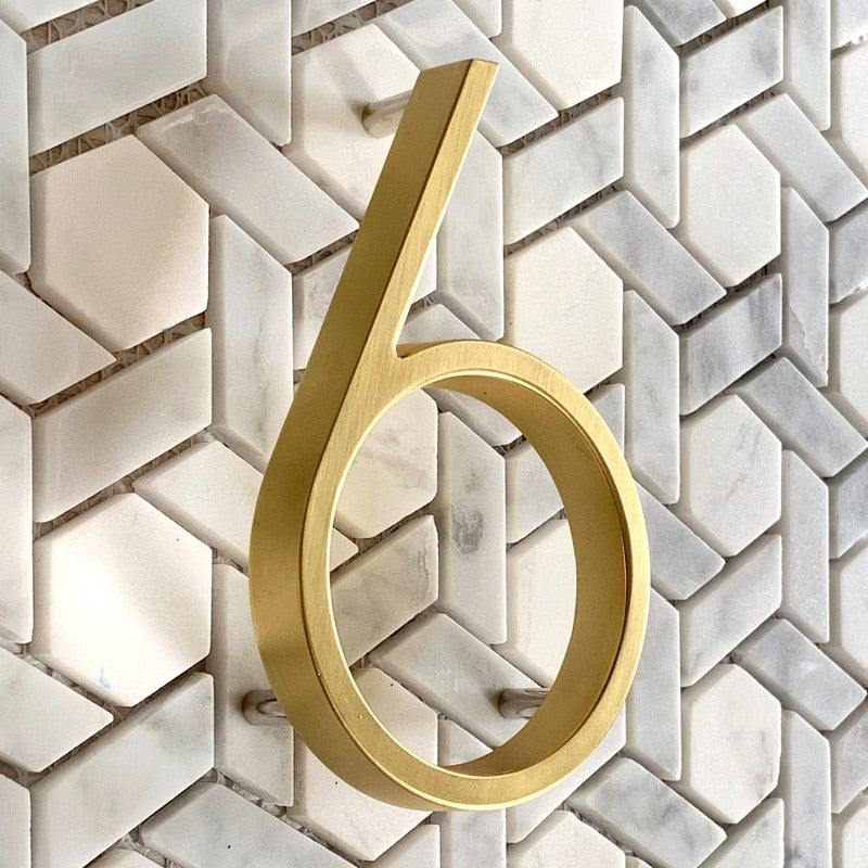 Moderne Hausnummern in Gold