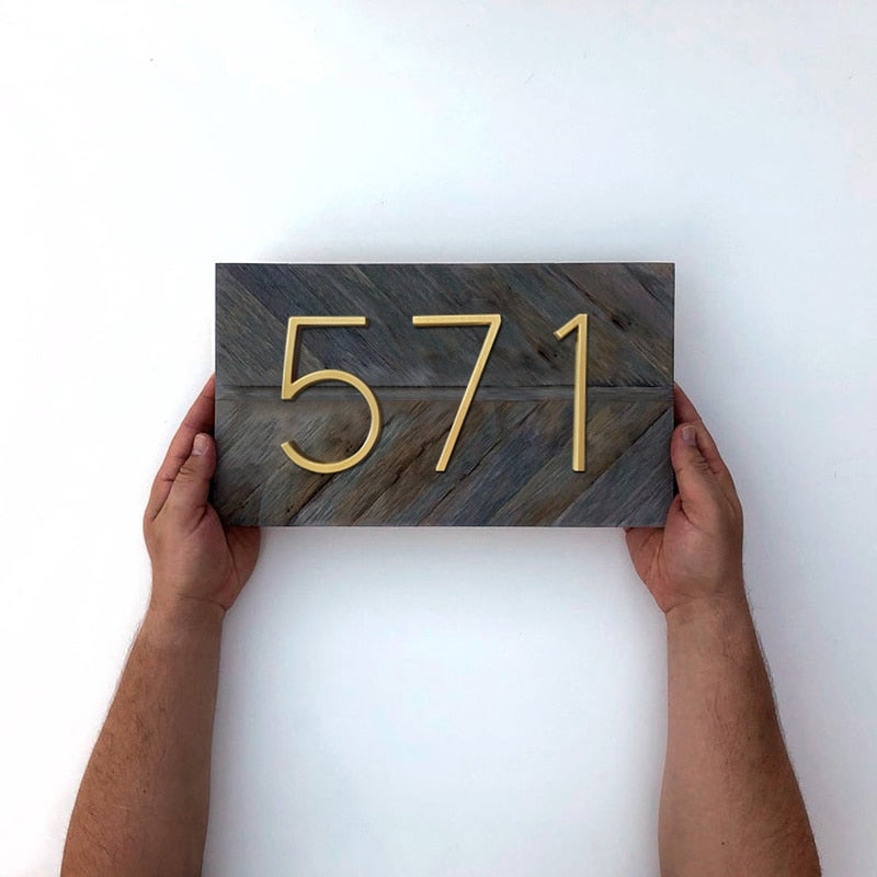 Moderne Hausnummern in Gold