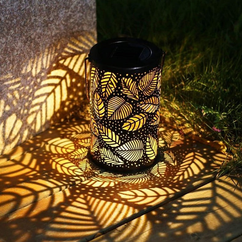 Solarbetriebene Außenlaterne mit Blattmuster und Schattenspiel