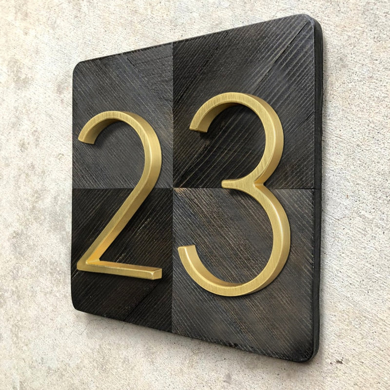 Moderne Hausnummern in Gold